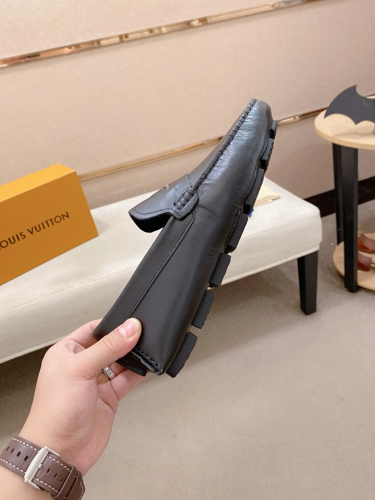 Factory price: 500💰High-end quality! LV 🆕🆕Exclusive hot-selling products in stock🔥🔥New products on the shelves, high-quality Ferragamo men's pea shoes, high-end casual driving shoes, with complete packaging! 💪 💪 Material: imported first-layer cowhide 🐂 + imported high-quality buffalo leather lining + wear-resistant outsole 👍🏻👍🏻 Features: high-end and comfortable, purely handmade 🚀 🚀 Create the perfect shoes that suit you best 🔥 🔥 Size: (38-44) 45 standard size can be customized!